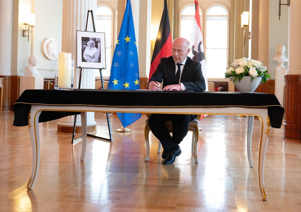 Das Kondolenzbuch für Margot Friedländer liegt bis Freitagabend im Roten Rathaus aus.