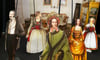 Zu den Figuren des  historischen Papiertheaters gehören Caroline Bardua (Mitte) und Herzog Alexander Carl. 