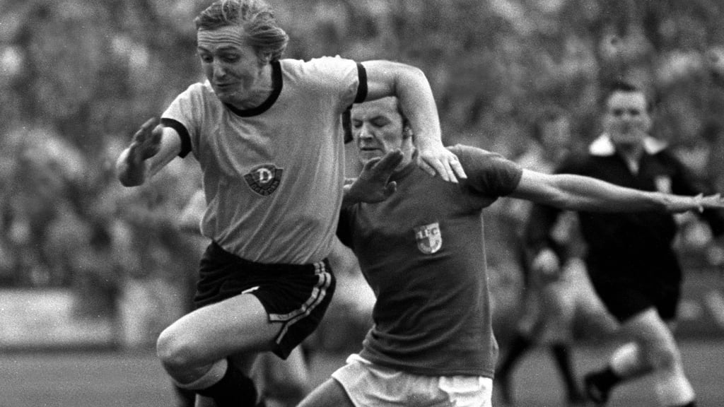Dieter Riedel (li., Dynamo Dresden) gegen Klaus Decker (1. FC Magdeburg) im Jahr 1975.