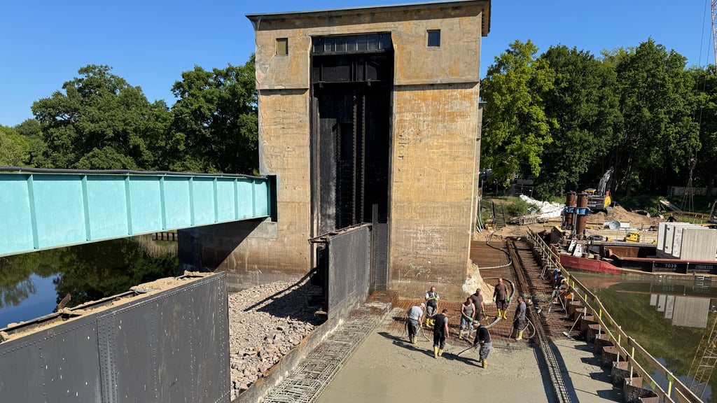Mit insgesamt 700 Tonnen Beton und 50 Tonnen Eisen wird das Durchstichwehr bei Quitzöbel notgesichert. Der Beton stammt aus Sandau, die Bauarbeiuter kommen von Havelberger Firmen.