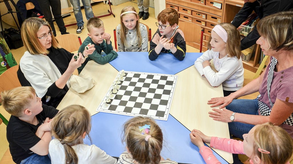 Im Hort der evangelischen Bartholomäischule in Zerbst fiel jetzt der Startschuss für das Projekt „Kinderschach“.