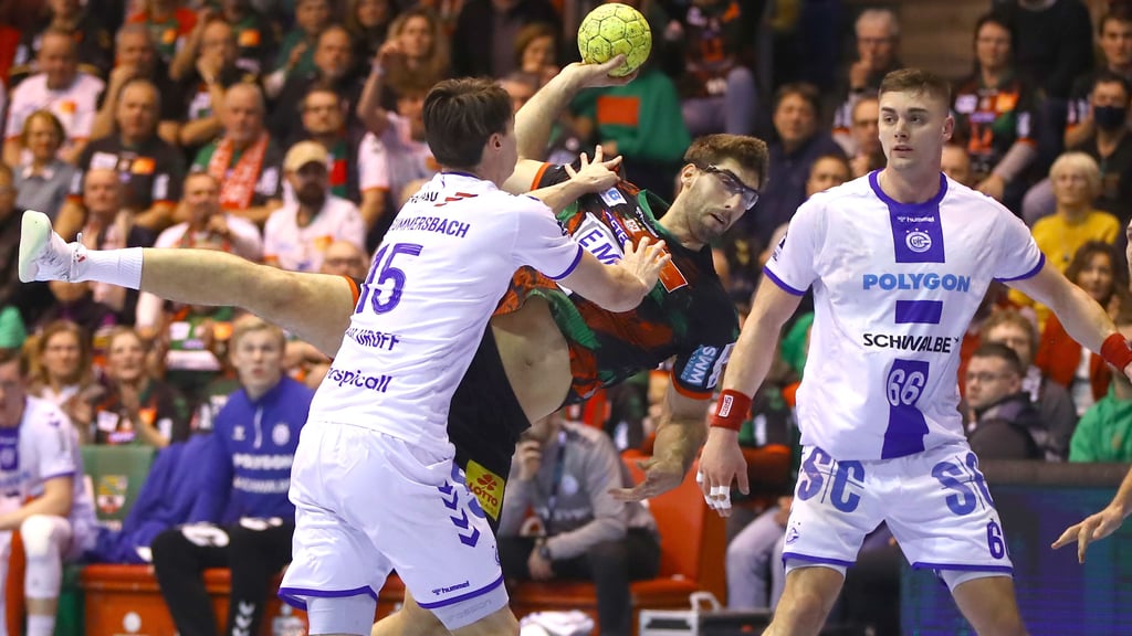 Antonio Serradilla (am Ball) gewann das Hinspiel mit dem SCM gegen den VfL Gummersbach mit 37:28.