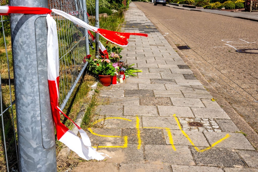 An dem Tatort in einer Wohngegend in Varel liegen inzwischen Blumen und Kerzen.