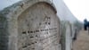 Nach einer Sanierung ist die Gedenkstätte am Wörlitzer Friedhof wieder geöffnet. (Archivbild)