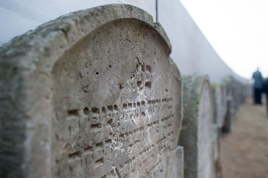 Nach einer Sanierung ist die Gedenkstätte am Wörlitzer Friedhof wieder geöffnet. (Archivbild)