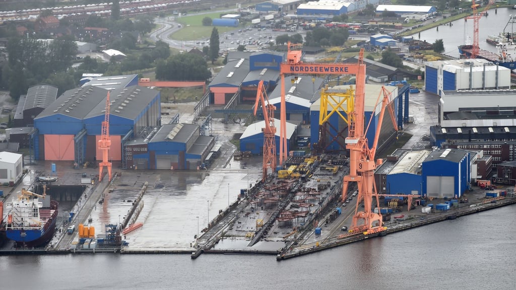 Behördenschiffe und Fähren dürfen künftig auf einer Werft im ostfriesischen Emden abgewrackt und recycelt werden. (Archivbild)