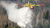 Am Kleinen Winterberg nahe Schierke wird ein Waldbrand auch aus der Luft bekämpft.