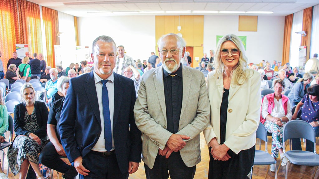 Norbert Lazay (Mitte) moderierte das Forum zur Bürgermeisterwahl in Osterburg, auf dem sich die beiden Kandidten Sandra Matzat (rechts) und Nico Schulz (links) präsentierten.