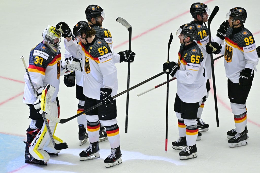 NHL-Torhüter Philipp Grubauer (l) ärgert sich sehr über das Eis in der Messehalle von Herning.