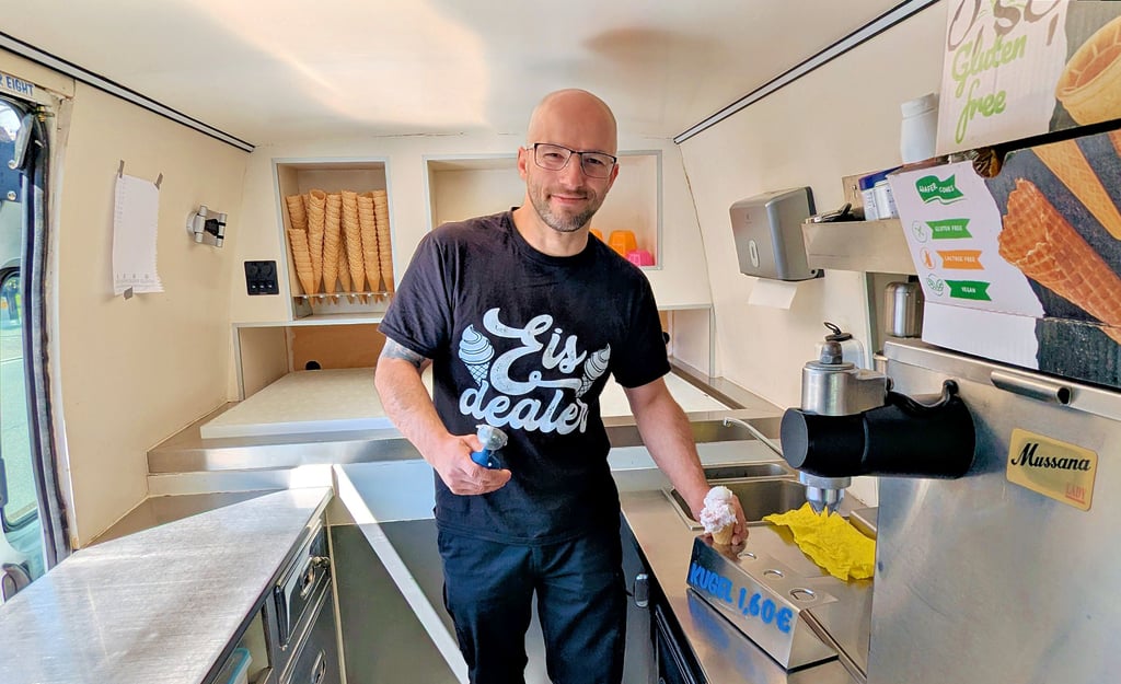 In seinem Eiswagen wird René Rolle zu Zio René (Onkel René) uund versüßt Groß und Klein den Sommer.
