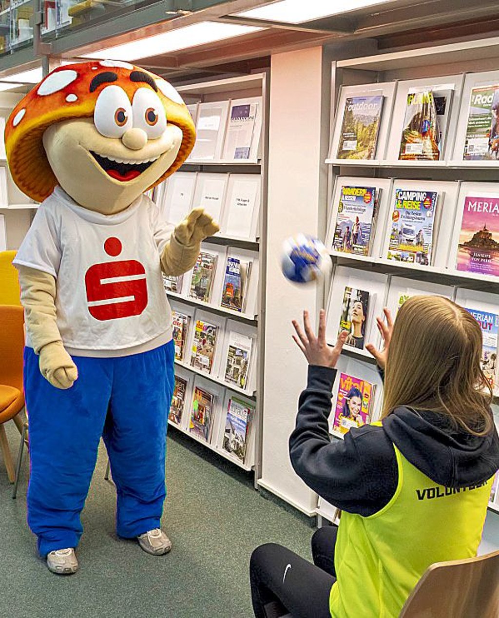 Beliebte Disziplin der Biber-Olympiade: Maskottchen und Starterin werfen einander zwischen Aufstehen und Hinsetzen inklusive Sitzplatzwechsel Bälle zu. Wieviel schaffen sie in 60 Sekunden?