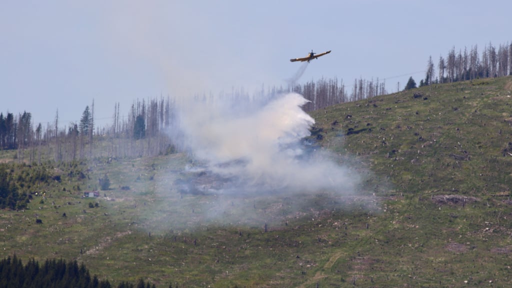 Am Kleinen Winterberg nahe Schierke wird ein Waldbrand auch aus der Luft bekämpft.