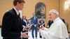 Zwei Tennisspieler unter sich: der Weltranglistenerste Jannik Sinner (links) und Papst Leo XIV.