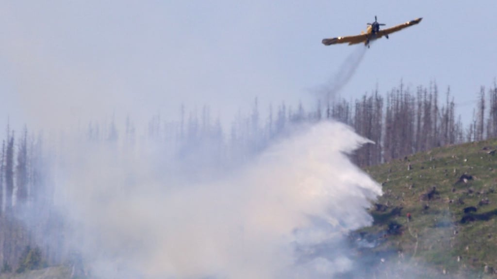 Am Kleinen Winterberg nahe Schierke wird ein Waldbrand auch aus der Luft bekämpft.