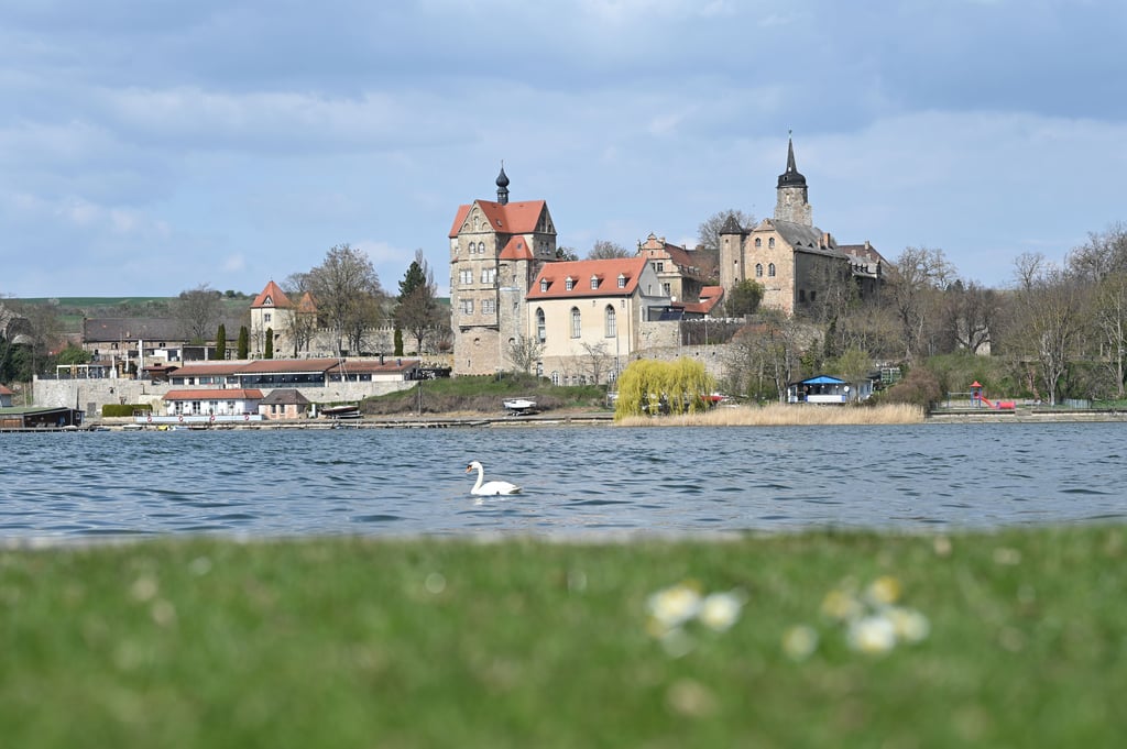 Ausflug zum Süßen See mit Blick auf das Schloss (wie hier) oder doch lieber an den Cospudener See in Leipzig. Zahlreiche Strecken führen um Seen in Mitteldeutschland und bieten sich für Touren an.