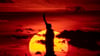 Sonnenuntergang hinter der Freiheitsstatue. (Archivbild)