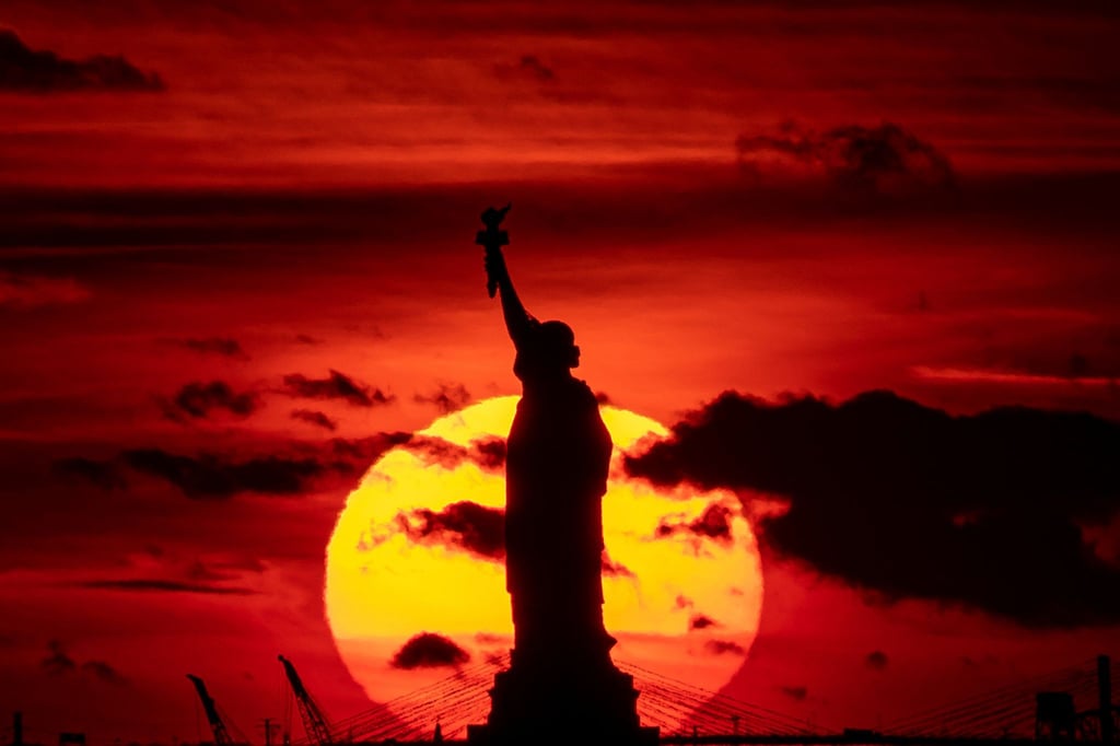 Sonnenuntergang hinter der Freiheitsstatue. (Archivbild)