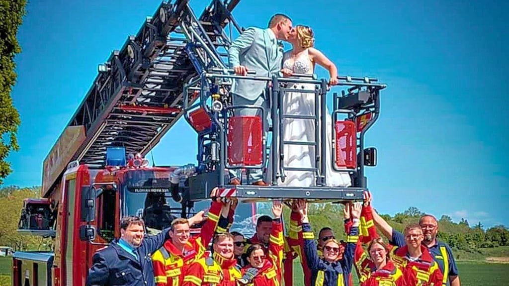 Das Kuss-Foto auf der Drehleiter gehört für Karolina und Jan Gruhn aus Hoym unbedingt zur Hochzeit dazu.