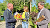 Hauptamtsleiter Sven Fischer (links) und  Bürgermeister Michael Jahn  bedanken sich   bei  Marion Nelle mit  kleinen Geschenken.