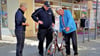 Claudia Seidemann vom Polizeirevier Börde und  Heiko Günther, Regionalbereichsbeamter aus Irxleben, haben in der Hagenstraße ein Blick auf die Fahrräder geworfen. Bei Peter Studtes Rad ist alles in Ordnung.