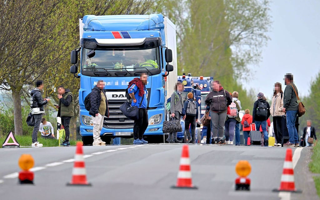 Gestrandet auf der Landesstraße – und nun? Die Reisenden kommen nicht an der Unfallstelle vorbei.