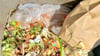 Blick in eine Biotonne in Merseburg. Plastik gehört dort nicht rein.