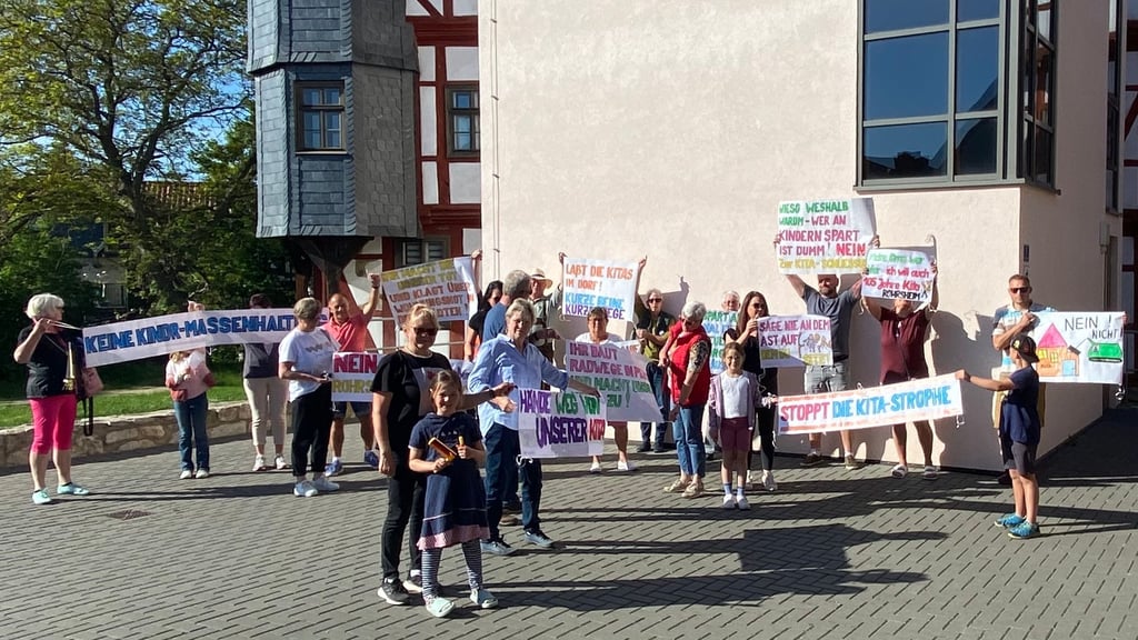 Am Dienstagabend (13. Mai) protestierten Eltern aus dem Stadtgebiet gegen Pläne zur Kita-Schließung in Osterwieck.
