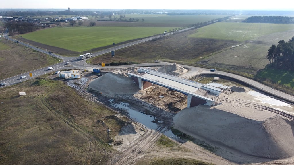 Ab dieser so bezeichnteten "Vielbaumer Kreuzung" der B189 in Höhe Seehausen (Altmark) muss der Verkehr am Wochenende 16. bis 19. Mai 2025 die Umleitungsstrecke nehmen. Unter der Brücke wird künftig der A14-Verkehr durchrauschen.