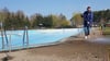 Das Freibad Werben hat mit Nils Leitloff aus Wolfsburg einen neuen Pächter, hier vor Kurzem bei der Saisonvorbereitung.