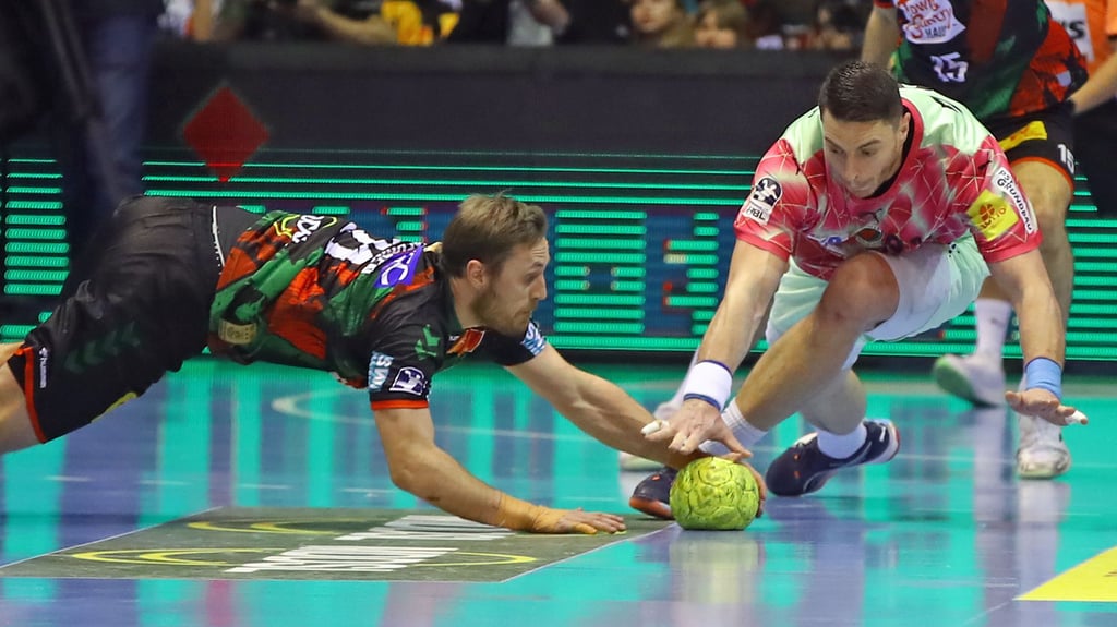 In dieser Szene schnappt Albin Lagergren (l.) dem Berliner Mijajlo Marsenic den Ball weg. In den verbleibenden Spielen möchte der Schwede mit dem SCM den Füchsen auch die Schale noch aus den Händen reißen.