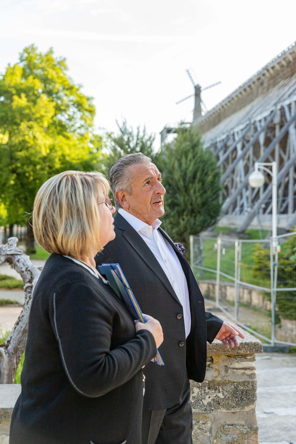 Gunnar Schellenberger und Sibylle Schulz vor der Baustelle am Gradierwerk.