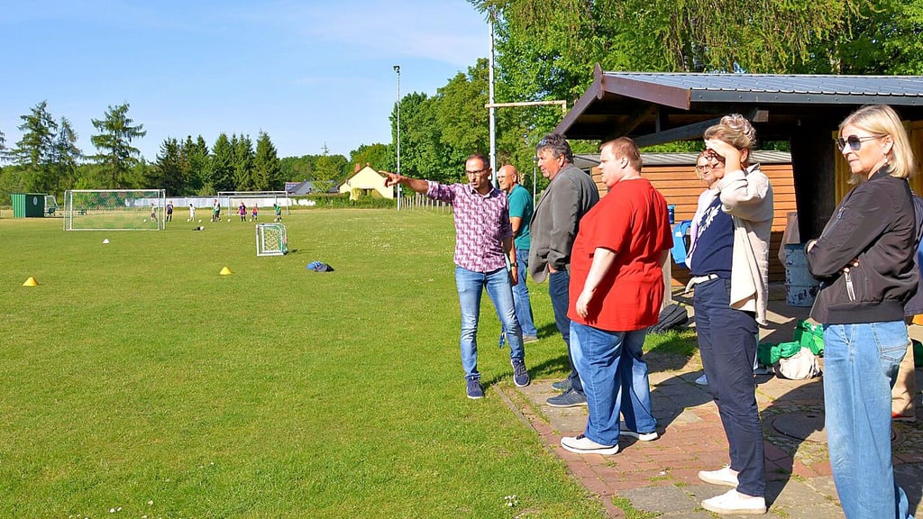 Eduard Hahn (l.) führte die Mitglieder des Zerbster Sozial-, Schul-, Kultur- und Sportausschusses zum Nedlitzer Fußballplatz, den der SC Vorfläming zum Training und für Heimspiele nutzt.
