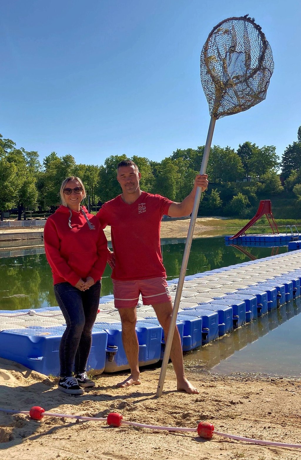 Laura Barnick (34) und Frank Plantikow (52), die Schwimmmeister im Familien-Natur-Bad Strandsolbad, freuen sich auf gute Tage mit rund 1.500 Gästen.