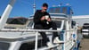 Bei Sonnenschein genießt Klaus Steinemann seinen morgendlichen Kaffee  an Deck seiner schwimmenden Behausung. 