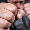 Eine Gruppe vermummter Männer hat einen 47-Jährigen an der Straßenbahnhaltestelle Steintor/Magdeburger Straße angegriffen.
