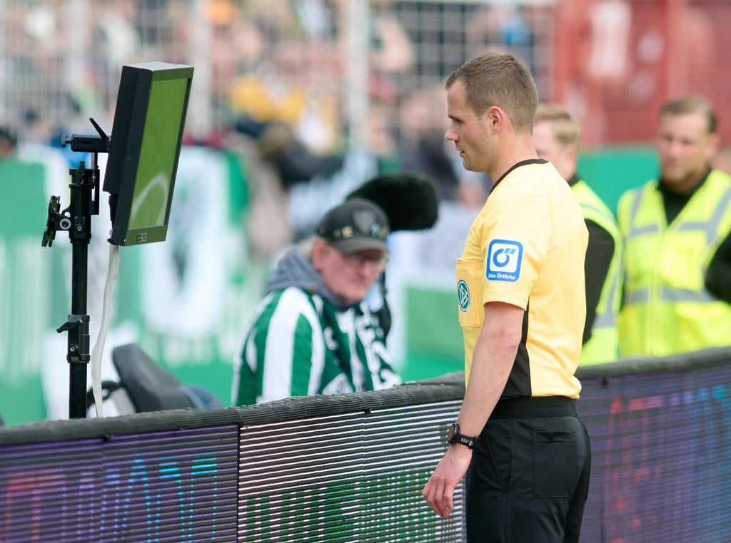 Robin Braun war Anfang Februar der erste Schiedsrichter mit einer Durchsage im deutschen Profifußball.