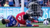 Forest-Stürmer Awoniyi (r) verletzte sich im Spiel gegen Leicester City, als er gegen den Pfosten prallte.
