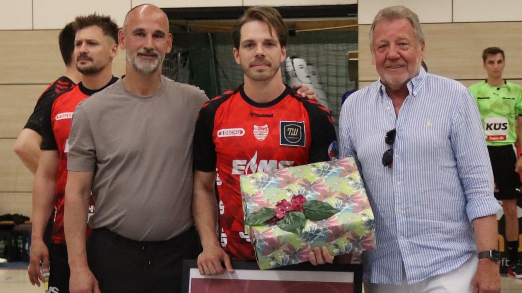 Mit Marius Herda (Mitte) wurde beim letzten Heimspiel der erste Spieler verabschiedet.