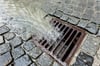 Wer Regenwasser ins öffentliche Netz einleitet, soll künftig dafür bezahlen.