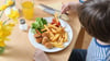 Viel Pommes, wenig Auswahl: Auf den meisten Kinderspeisekarten dominieren Schnitzel, Nuggets und Nudeln.