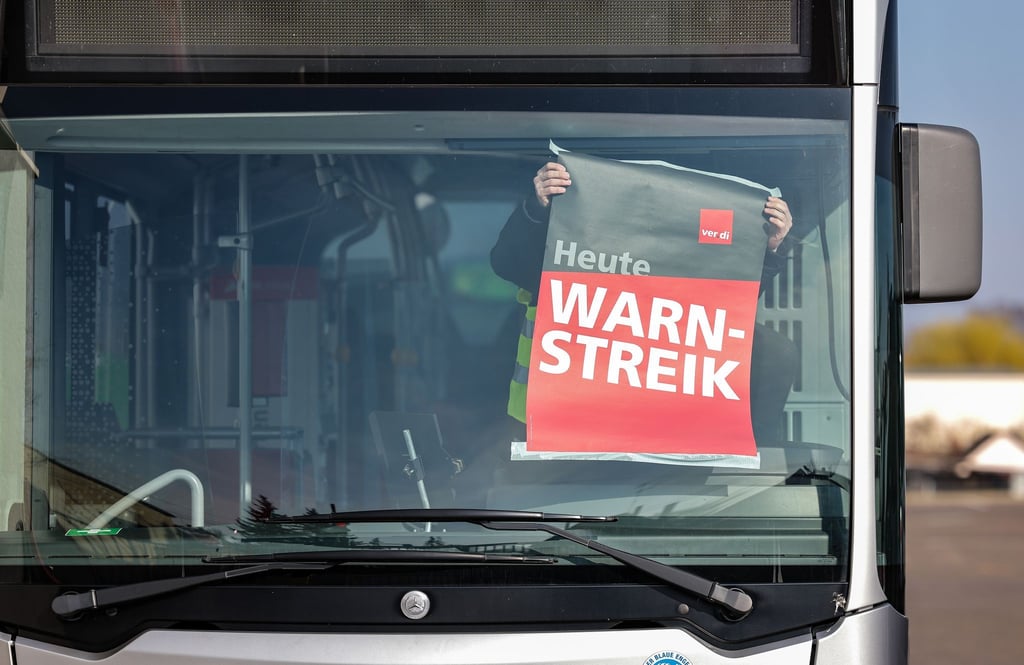Wegen eines ganztägigen Warnstreiks bleiben viele Busse in den Depots. (Symbolbild)