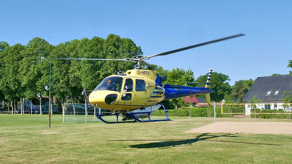 In Rochau wurde ein provisorischer Landeplatz für den Hubschrauber eingerichtet, der den für Menschen gefährlichen Schädling bekämpft.