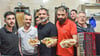 Yusuf Aydin (Mitte), Inhaber der Pizzeria „Zaza Jasmin“, sein Cousin Kasim Aydin (2.v.l.) und seine Mitarbeiter erleben einen Ansturm. Um die Wartezeit für die Kunden zu verschönern, spielt Wilfried Panksy (r.) auf seinem Akkordeon.