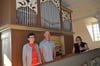 Renate und Klaus Groschopp sowie Christina Wilding von der Kirchengemeinde unterstützten den Orgelbauer Thomas Schildt aus Halle. 