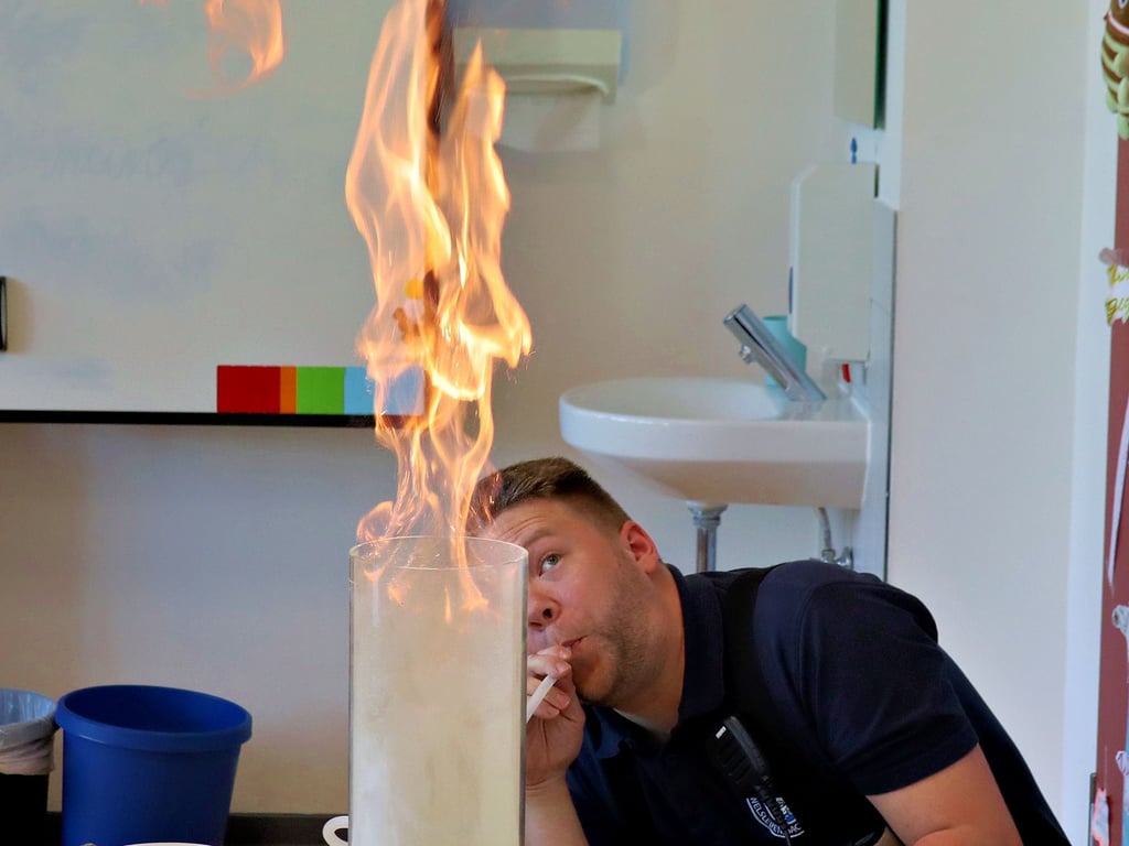 Im Rahmen der Brandschutzerziehung in der Grundschule "Juri Gagarin" in Welsleben standen auch feurige Experimente auf dem Plan.