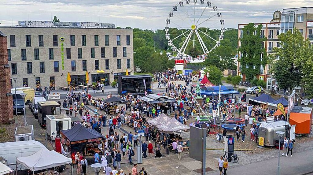 Würde so vermutlich nicht mehr genehmigt werden: Ein Fest vor der Johanniskirche im vergangenen Jahr. Über den Bürgersteig hätten Attentäter eine kaum blockierte Zufahrt gehabt.
