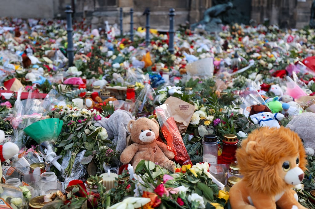 Hunderte Kerzen, Blumen und Plüschtiere wurden nach dem Anschlag auf den Magdeburger Weihnachtsmarkt vor der Johanniskirche niedergelegt. Noch in diesem Jahr soll ein offizieller Gedenkort entstehen.