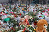 Hunderte Kerzen, Blumen und Plüschtiere wurden nach dem Anschlag auf den Magdeburger Weihnachtsmarkt vor der Johanniskirche niedergelegt. Noch in diesem Jahr soll ein offizieller Gedenkort entstehen.