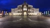 Die Semperoper konnte nach der Jahrhundertflut 2002 monatelang nicht spielen, inzwischen ist sie besser gewappnet. (Archivbild)