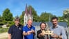 Wer sie entdecken will, muss schon ganz genau hinschauen (von links): Jens Friedrich (Wernigerode Tourismus GmbH), Modellbauer Olaf Keiner, Melanie Krilleke (Harzer Tourismusverband) und Wernigerodes Tourismuschef Andreas Meling präsentieren Mini-Engelsbänke, die ab sofort im Miniaturenpark zu entdecken sind.